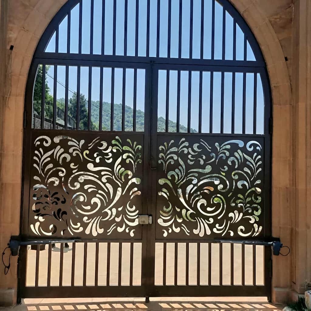 باغچه سنگفرش کنار ورودی اتوماتیک ویلایی