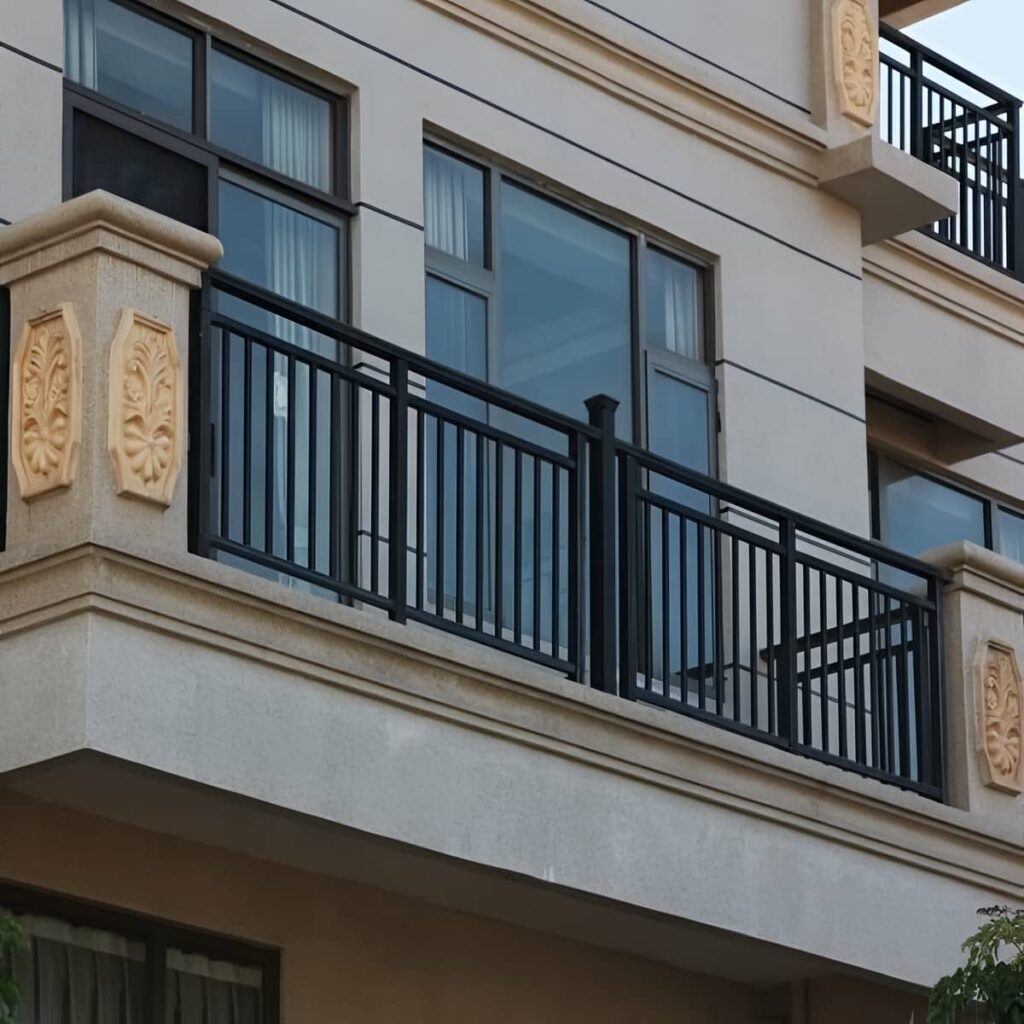 جان پناه بالکن با طراحی ساده
