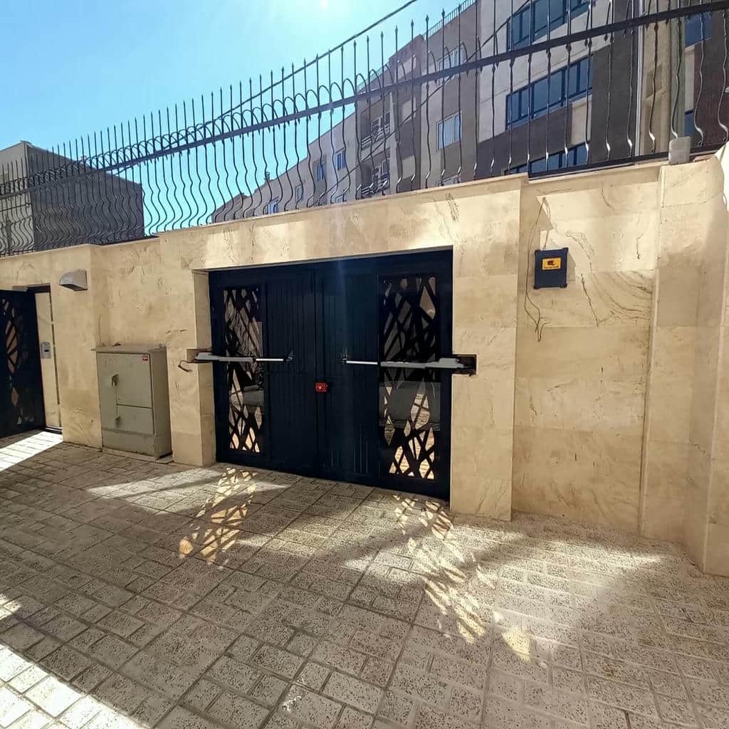 جک درب پارکینگ ارومیه با موتور کنترل از راه دور