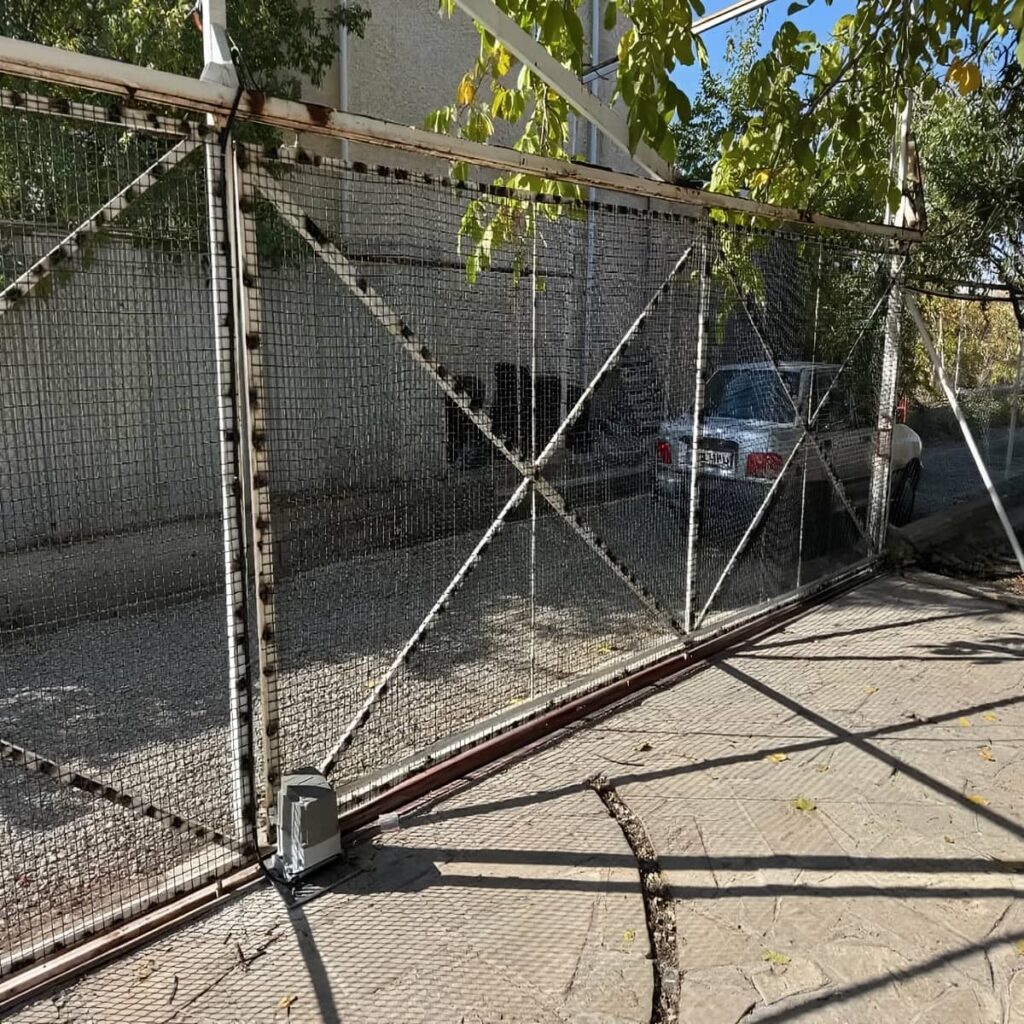 جک درب پارکینگ با بدنه فلزی خاکستری