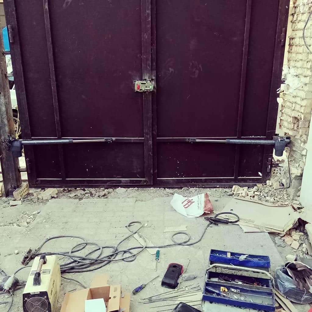 جک درب پارکینگ روی دروازه نوساز استان ایلام