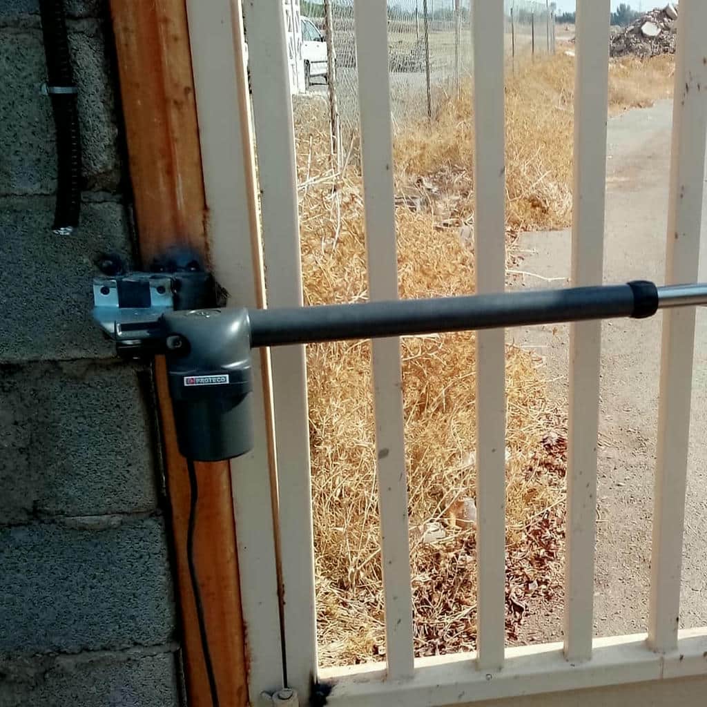 جک درب پارکینگ روی چارچوب قدیمی رنگ خاکستری
