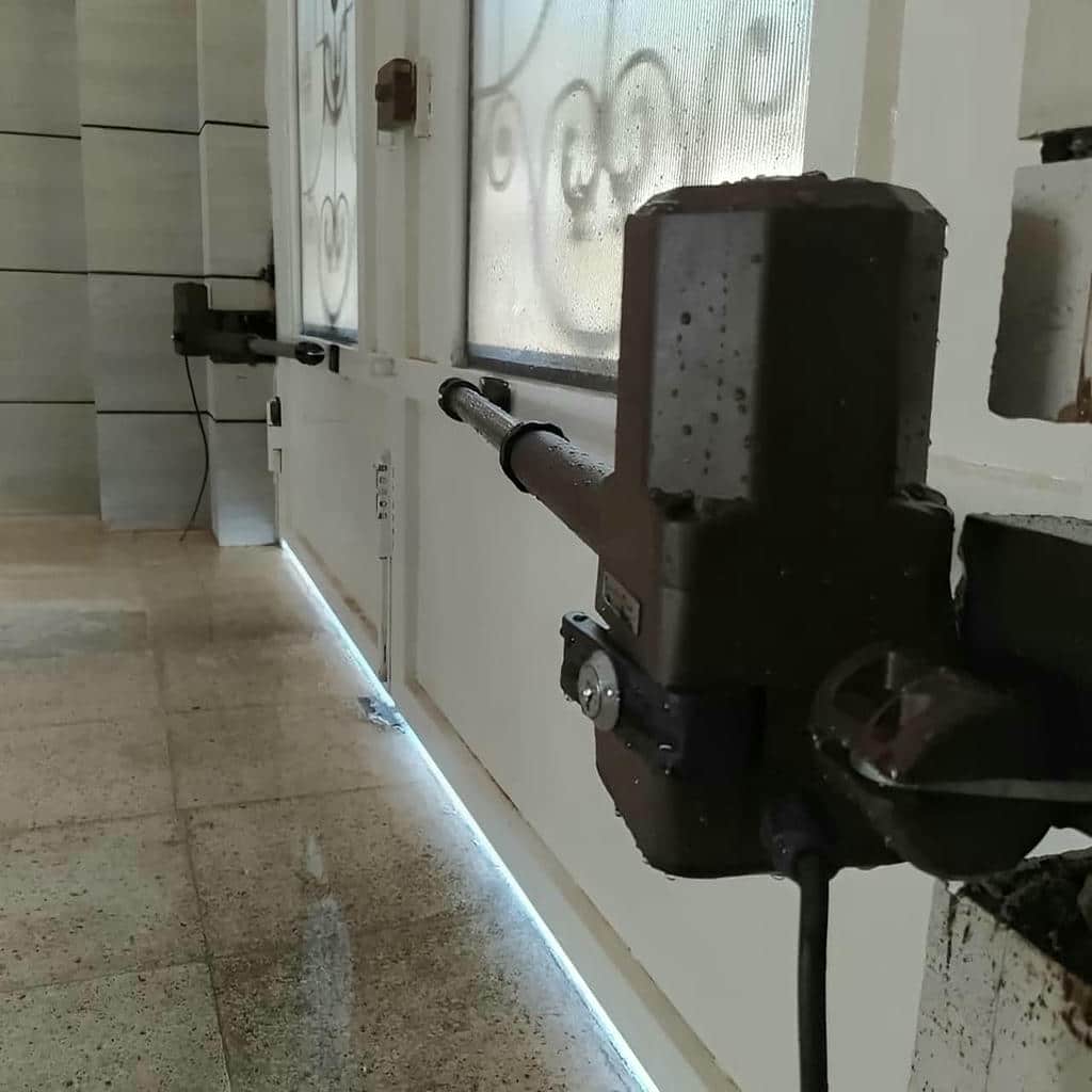 جک درب پارکینگ متصل به چارچوب فلزی بازسازی شده