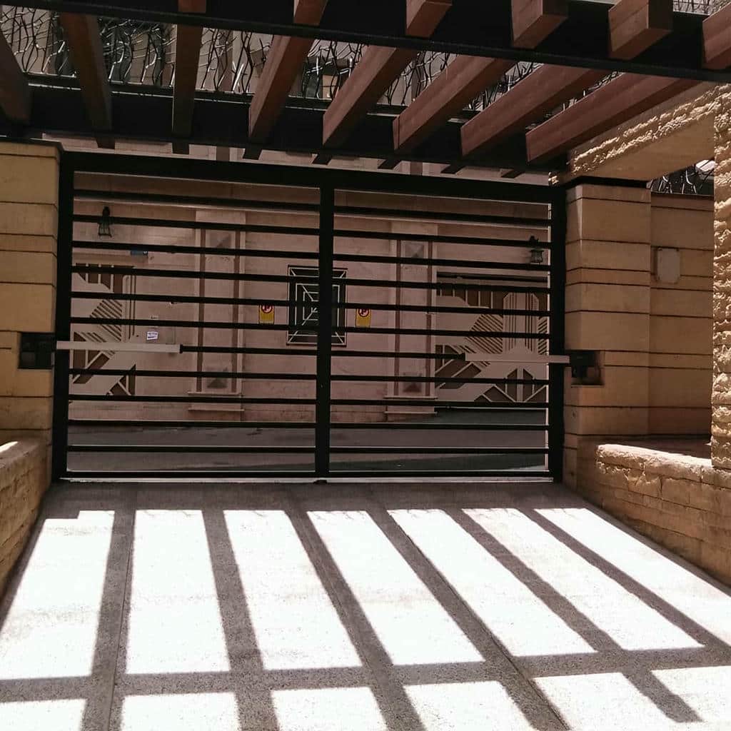 جک درب پارکینگ نزدیک سایه بان ورودی ساختمان
