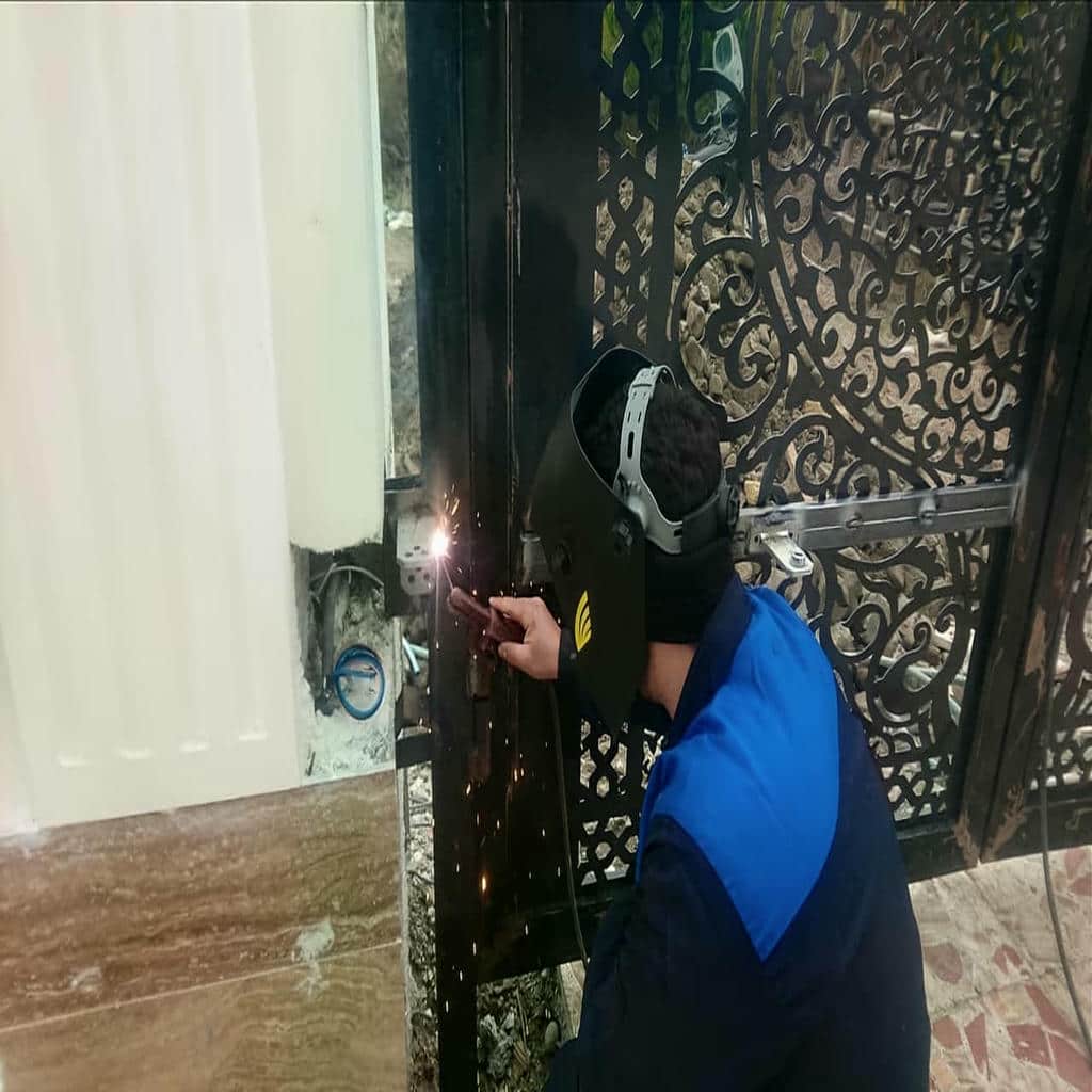 جک درب پارکینگ نصب شده روی درب دو لنگه