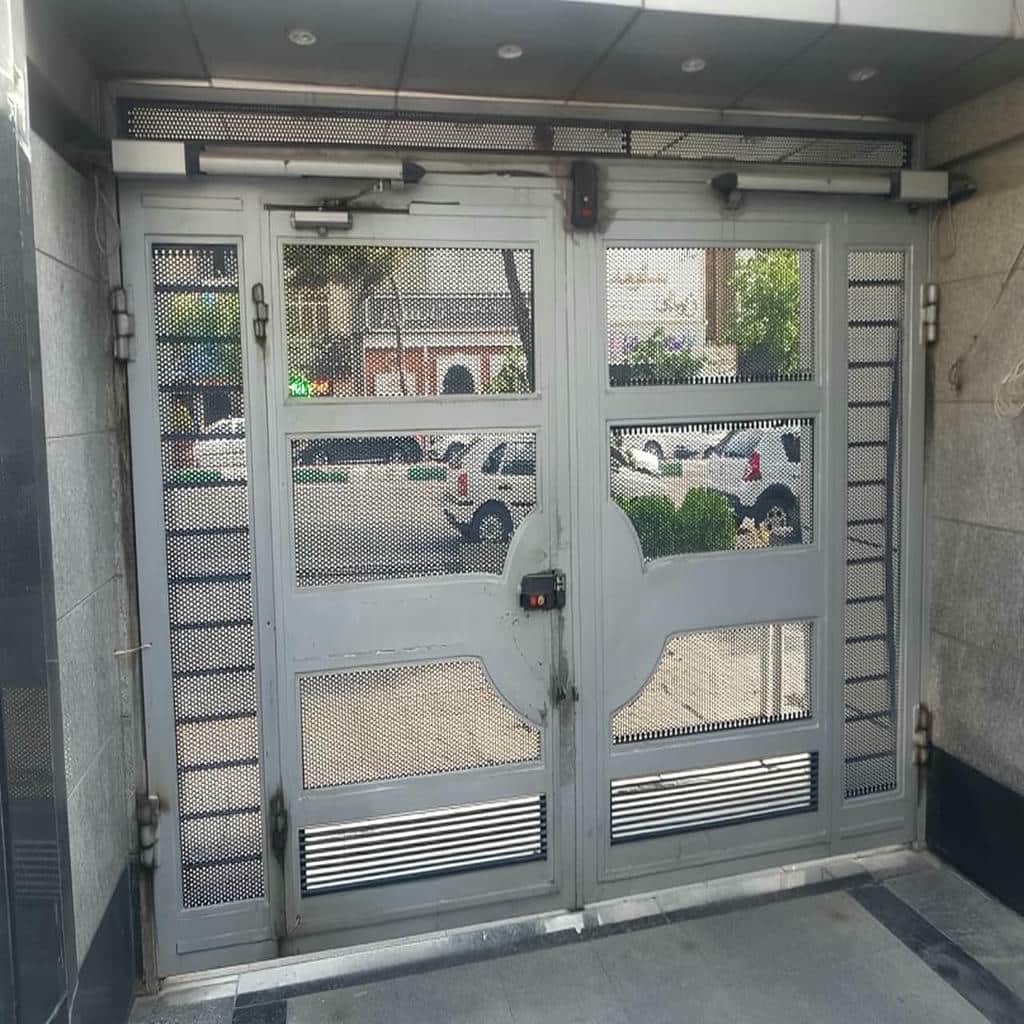 جک درب پارکینگ نصب شده روی ورودی مسکونی