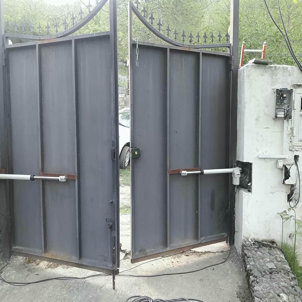 جک درب پارکینگ کنار قاب ورودی بتنی