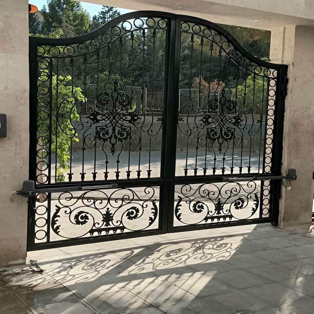 جک پارکینگی سفید کنار جعبه تأسیسات اراک