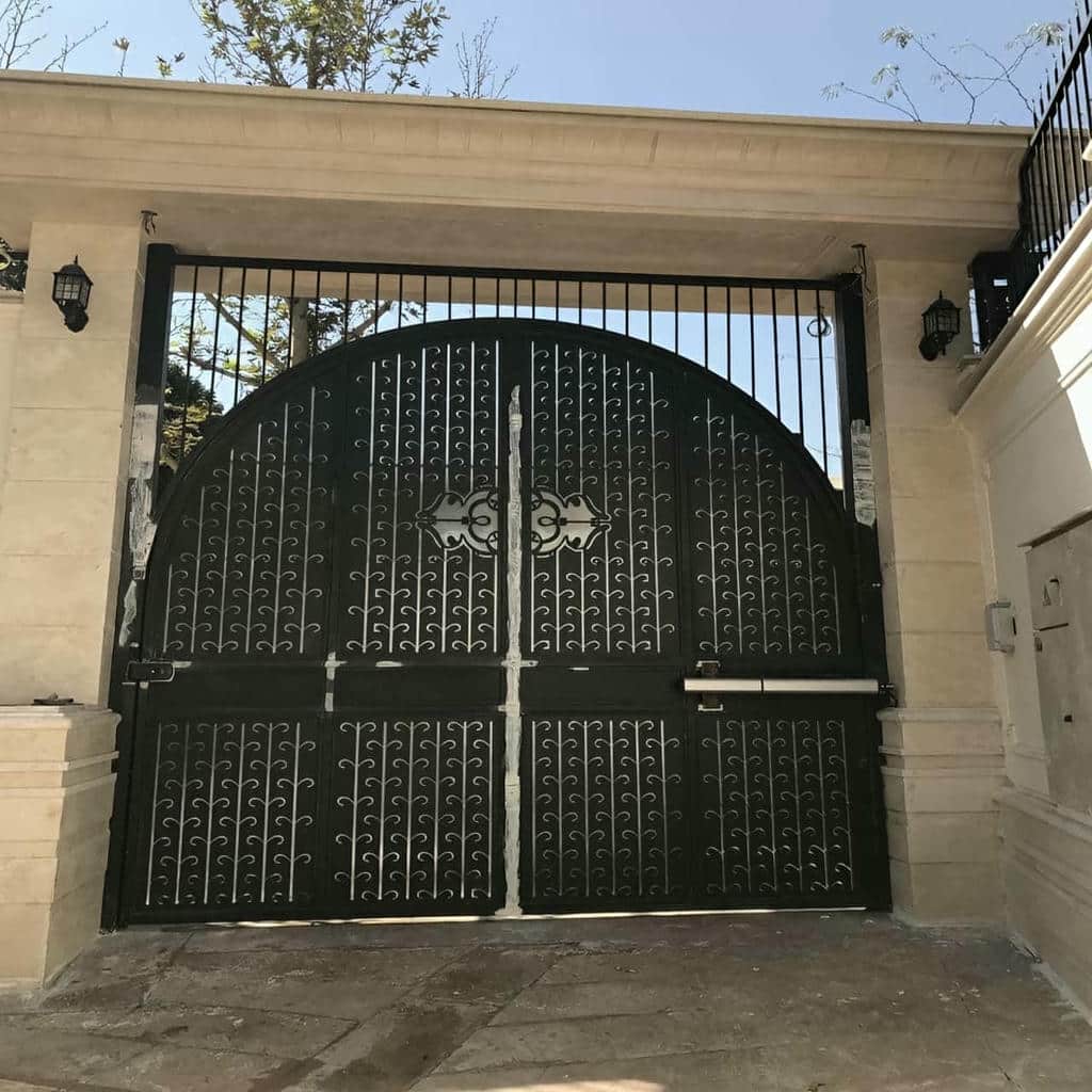 جک پارکینگی مشکی روی درب مجتمع مسکونی