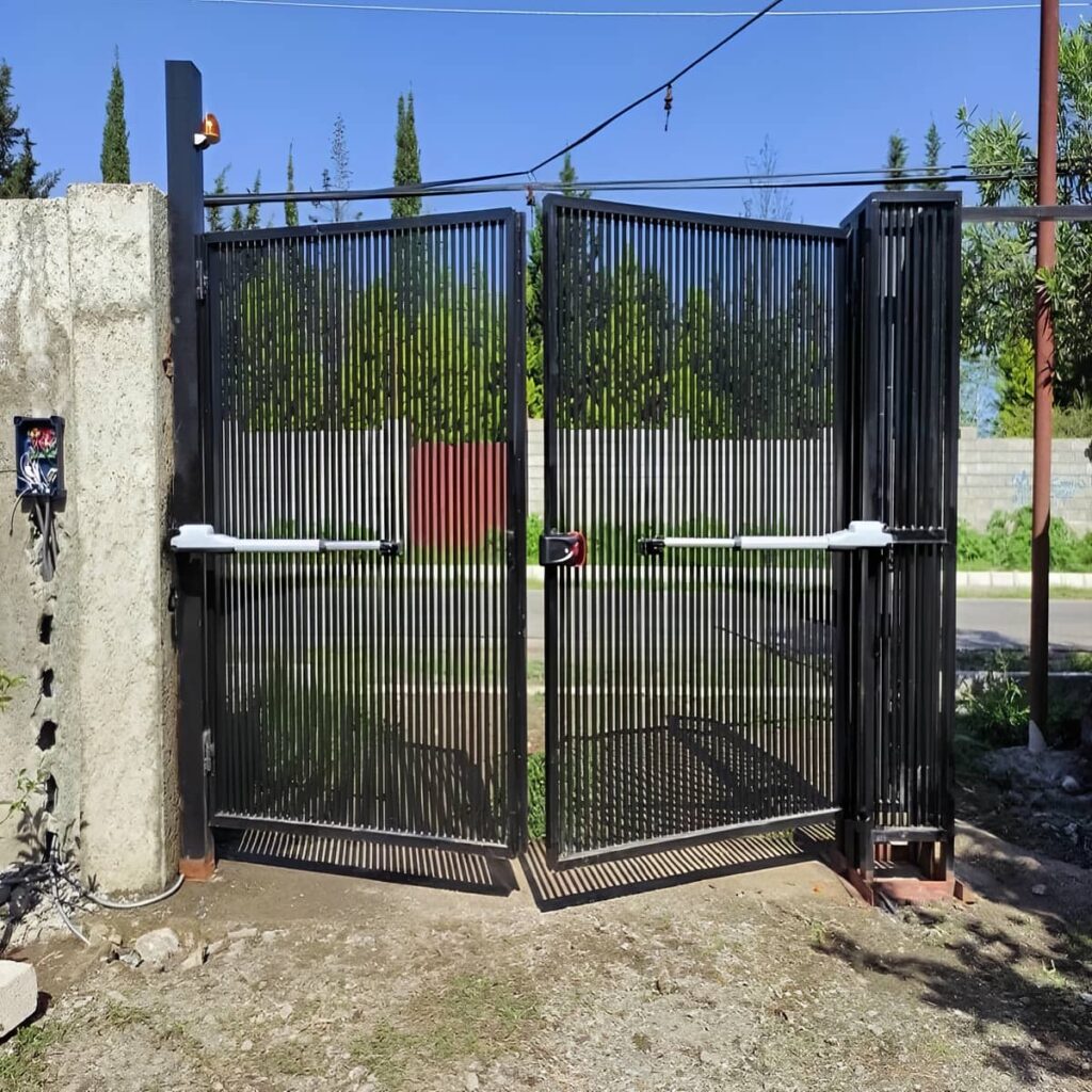 جک پارکینگی مشکی روی ورودی مسکونی قم