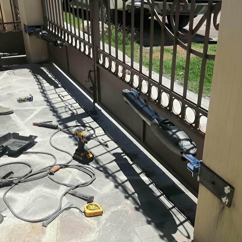 جک پارکینگی نقره ای روی چارچوب فلزی مشکی