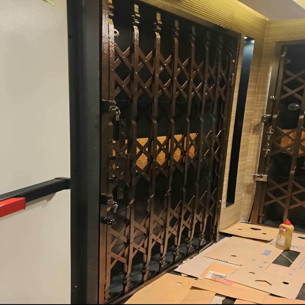 حفاظ درب آکاردئونی باز روی ورودی آپارتمان در استان تهران