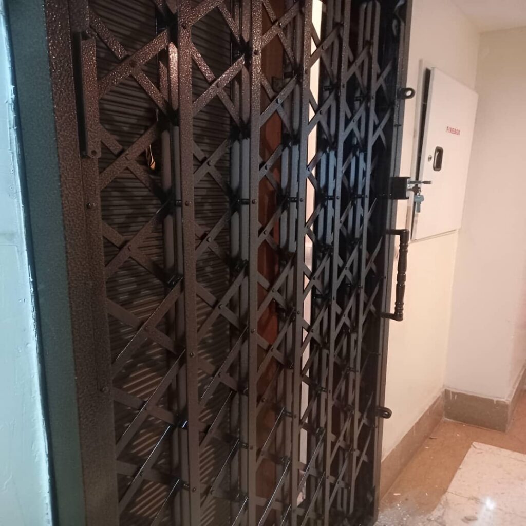 حفاظ درب آکاردئونی با شبکه لوزی سرمه‌ای