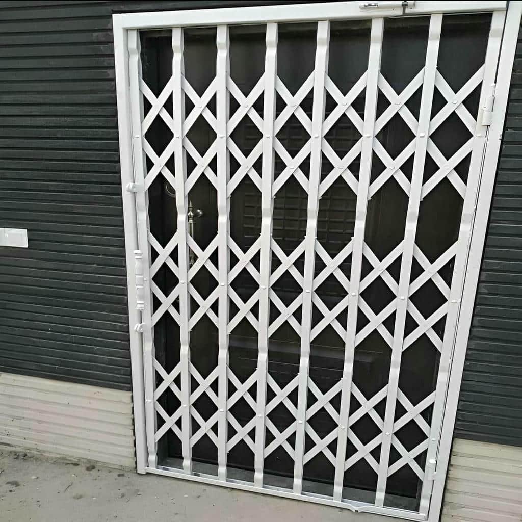 حفاظ درب آکاردئونی با قاب برنزی در اهواز