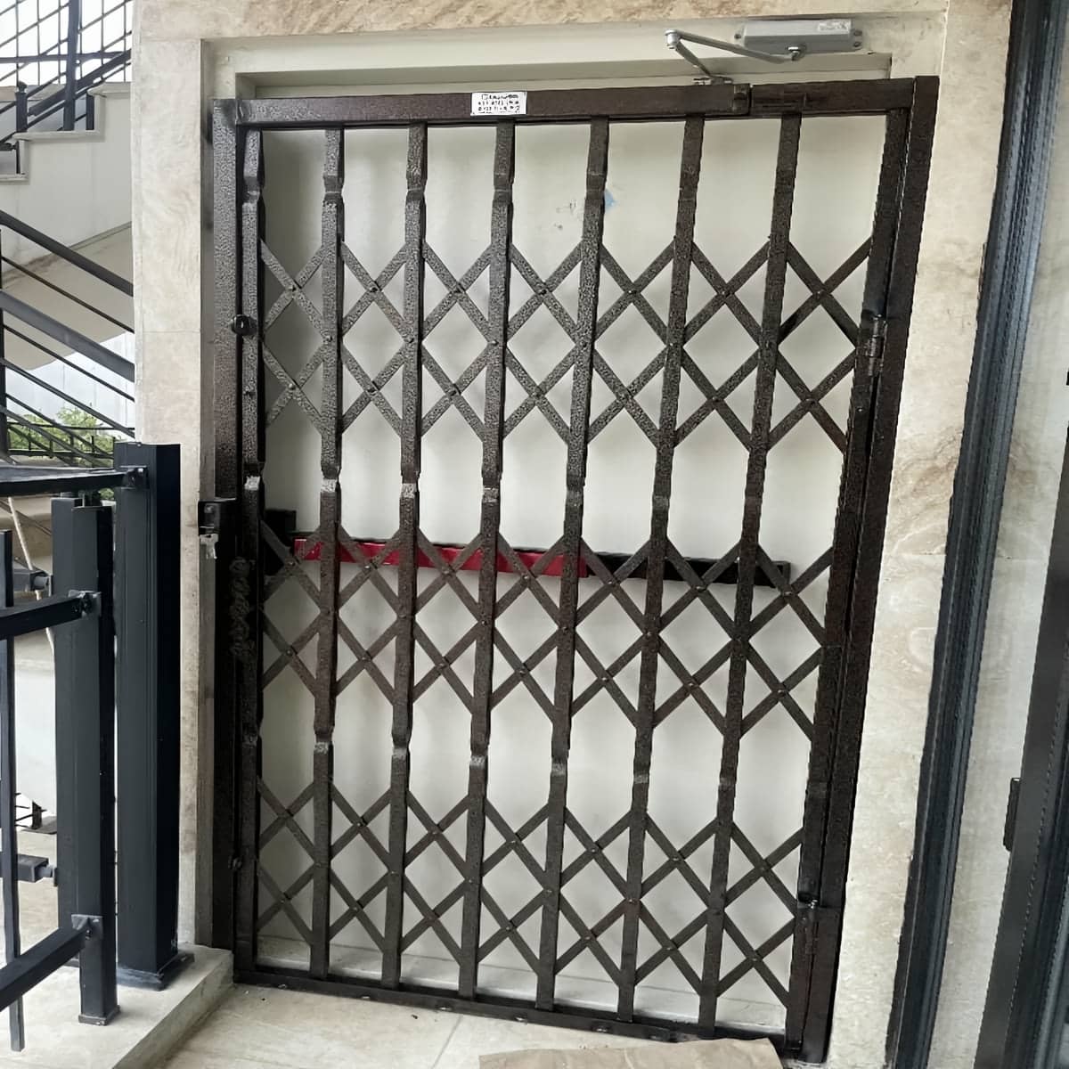 حفاظ درب آکاردئونی خاکستری در راهروی استان قم
