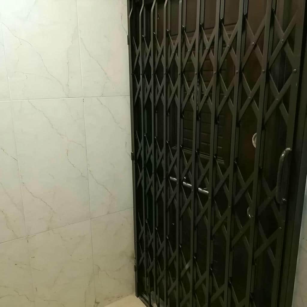 حفاظ درب آکاردئونی خاکستری روی چارچوب استان خراسان رضوی حفاظ درب آکاردئونی خاکستری روی چارچوب استان خراسان رضوی