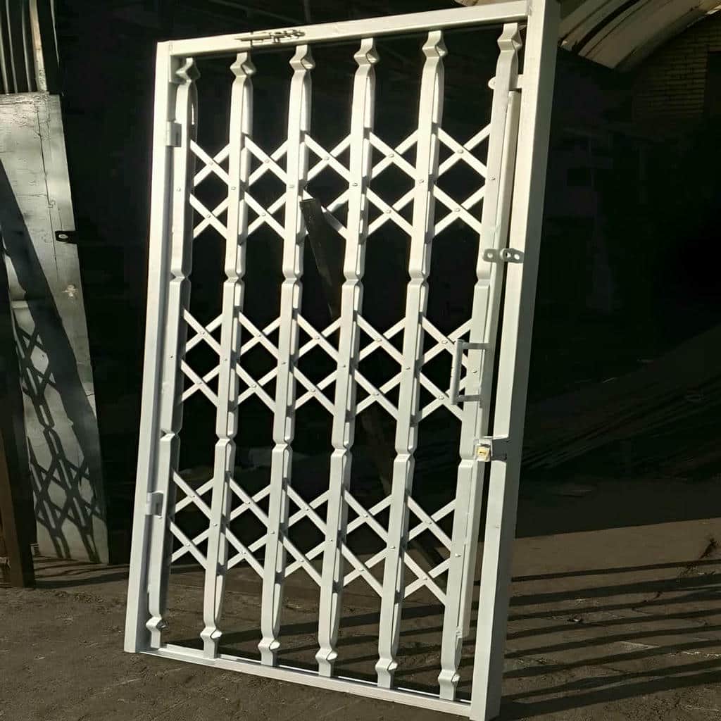 حفاظ درب آکاردئونی خاکستری کنار ورودی نوساز ساری