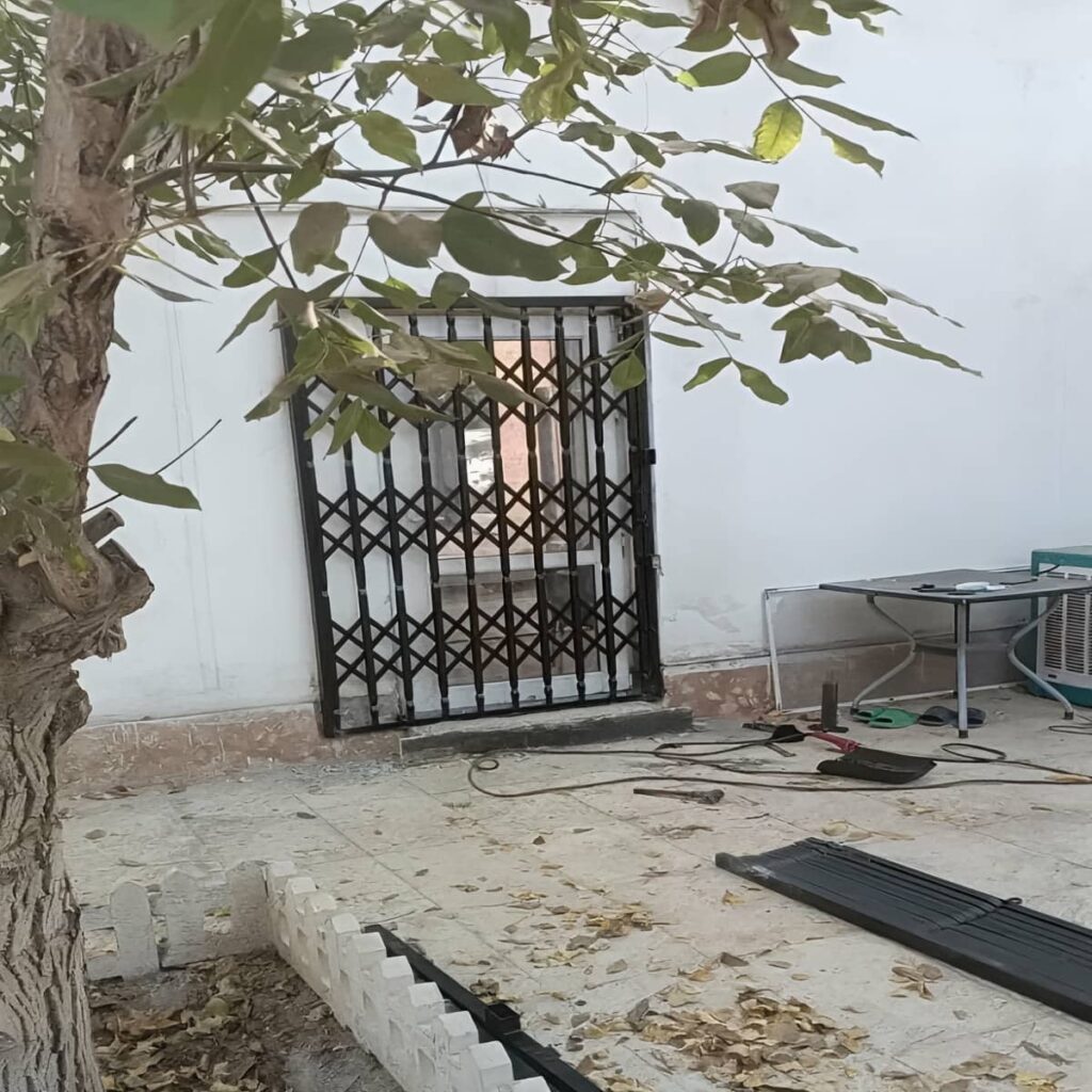 حفاظ درب آکاردئونی طوسی در راهروی تازه‌ساز