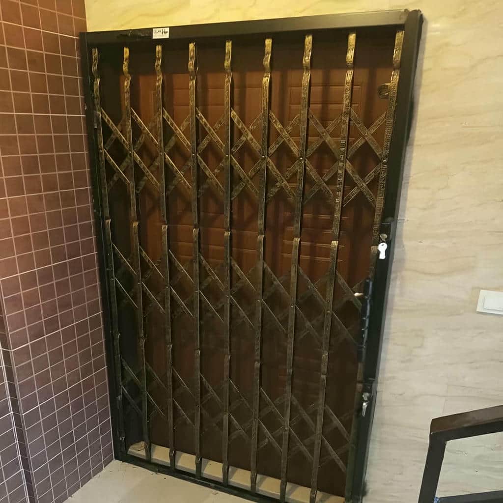 حفاظ درب آکاردئونی طوسی روی قاب پهن رشت