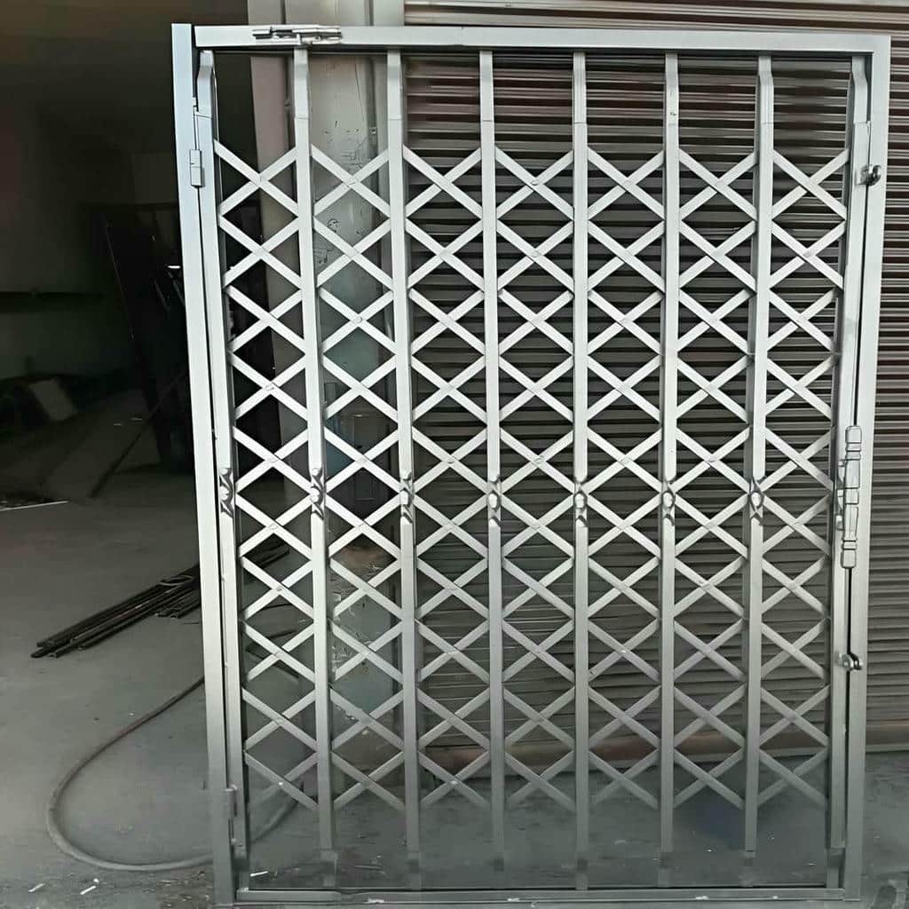 حفاظ درب آکاردئونی قهوه‌ای در راهروی قم