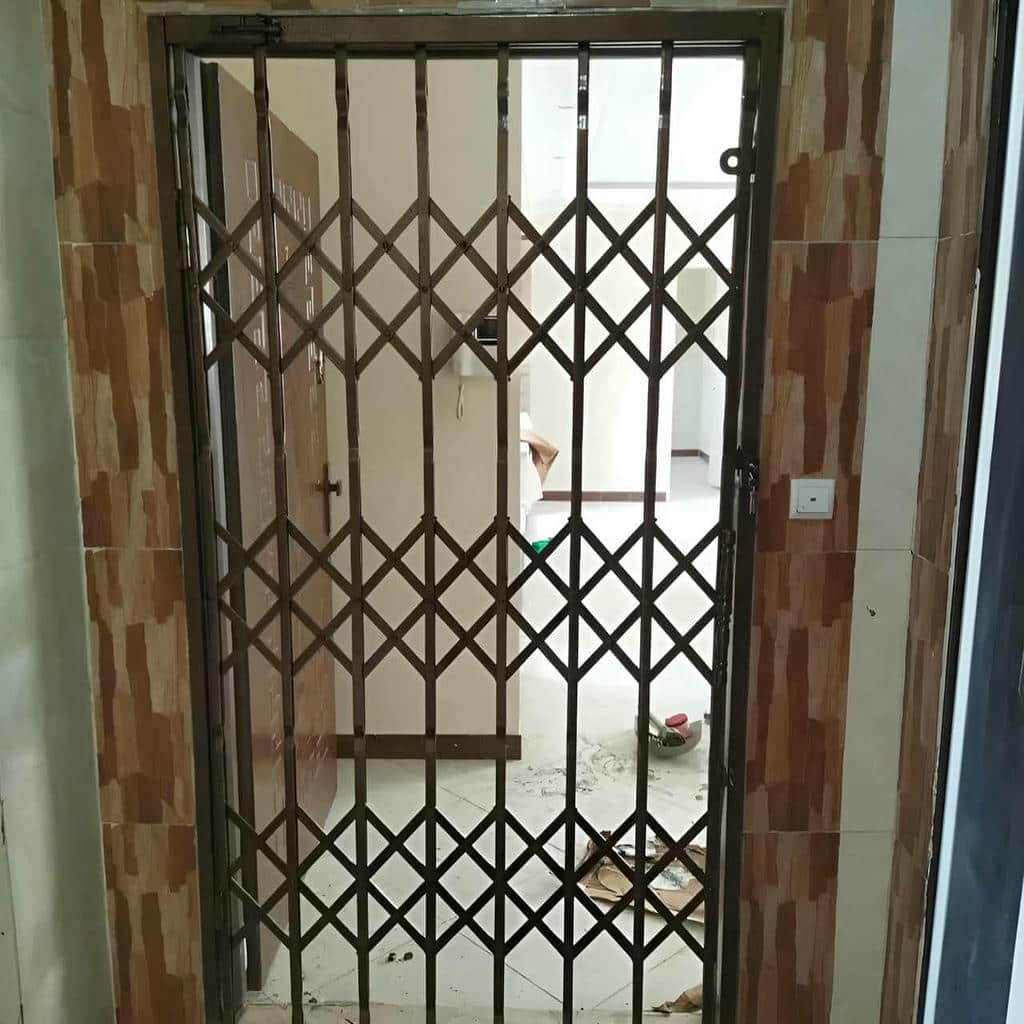 حفاظ درب آکاردئونی مشکی در راهروی استان خوزستان