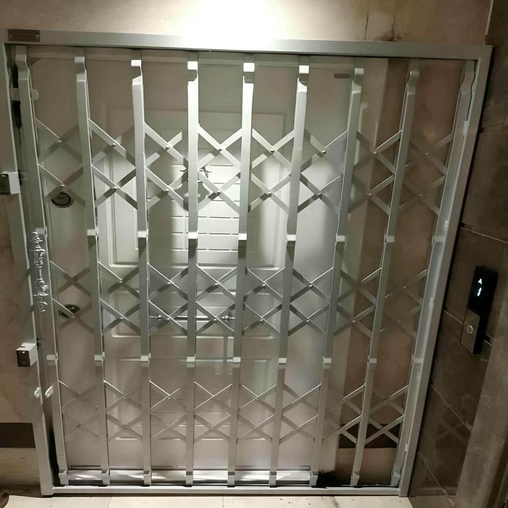 حفاظ درب آکاردئونی مشکی ورودی حیاط در استان کردستان