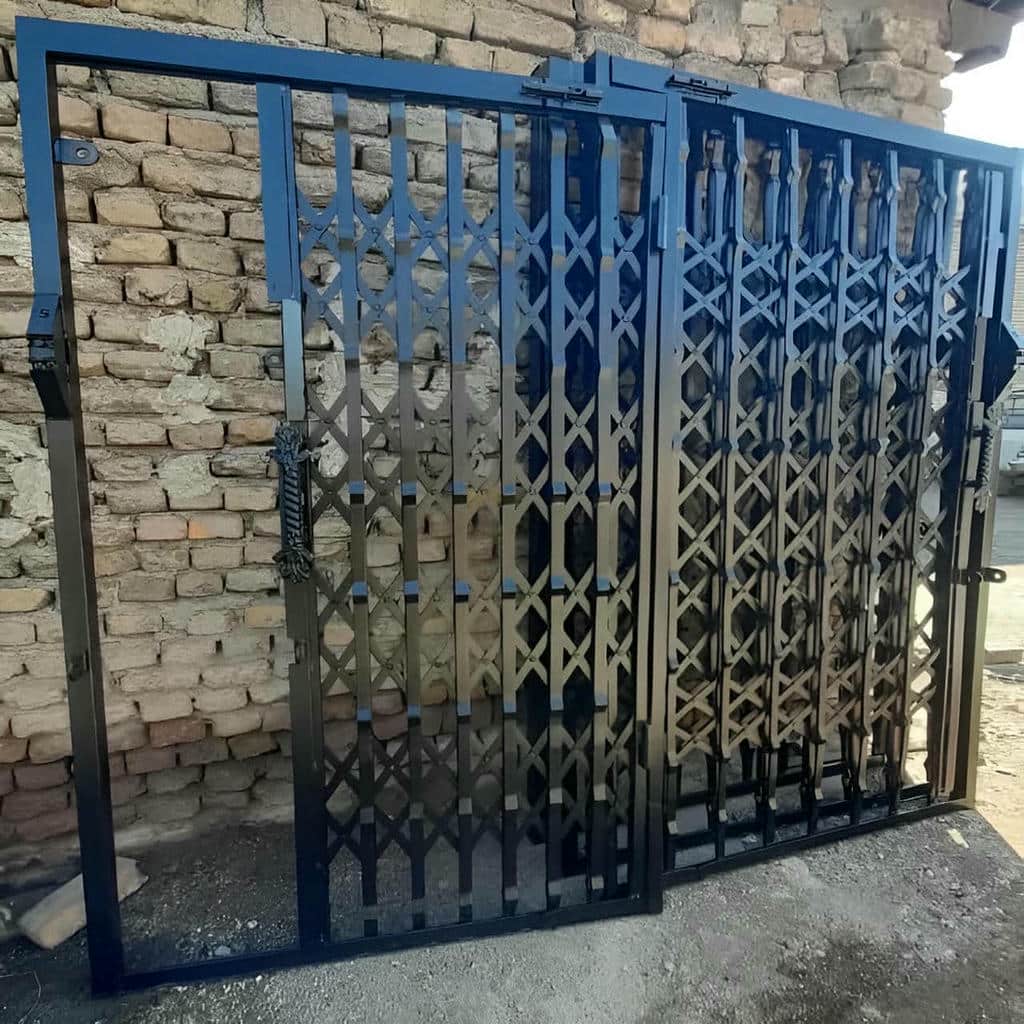 حفاظ درب آکاردئونی مشکی کنار آسانسور مجتمع کرج