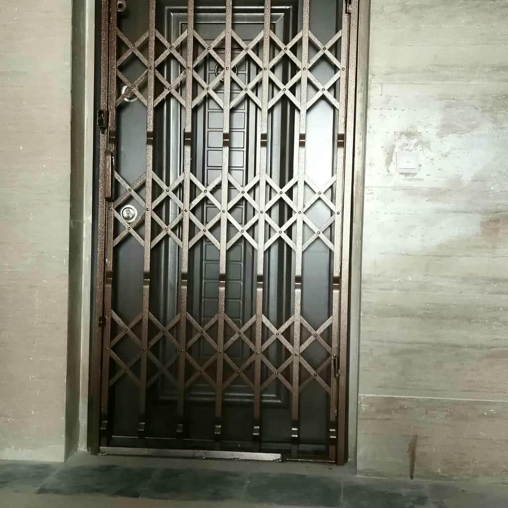 حفاظ درب آکاردئونی مشکی کنار پاگرد استان اصفهان