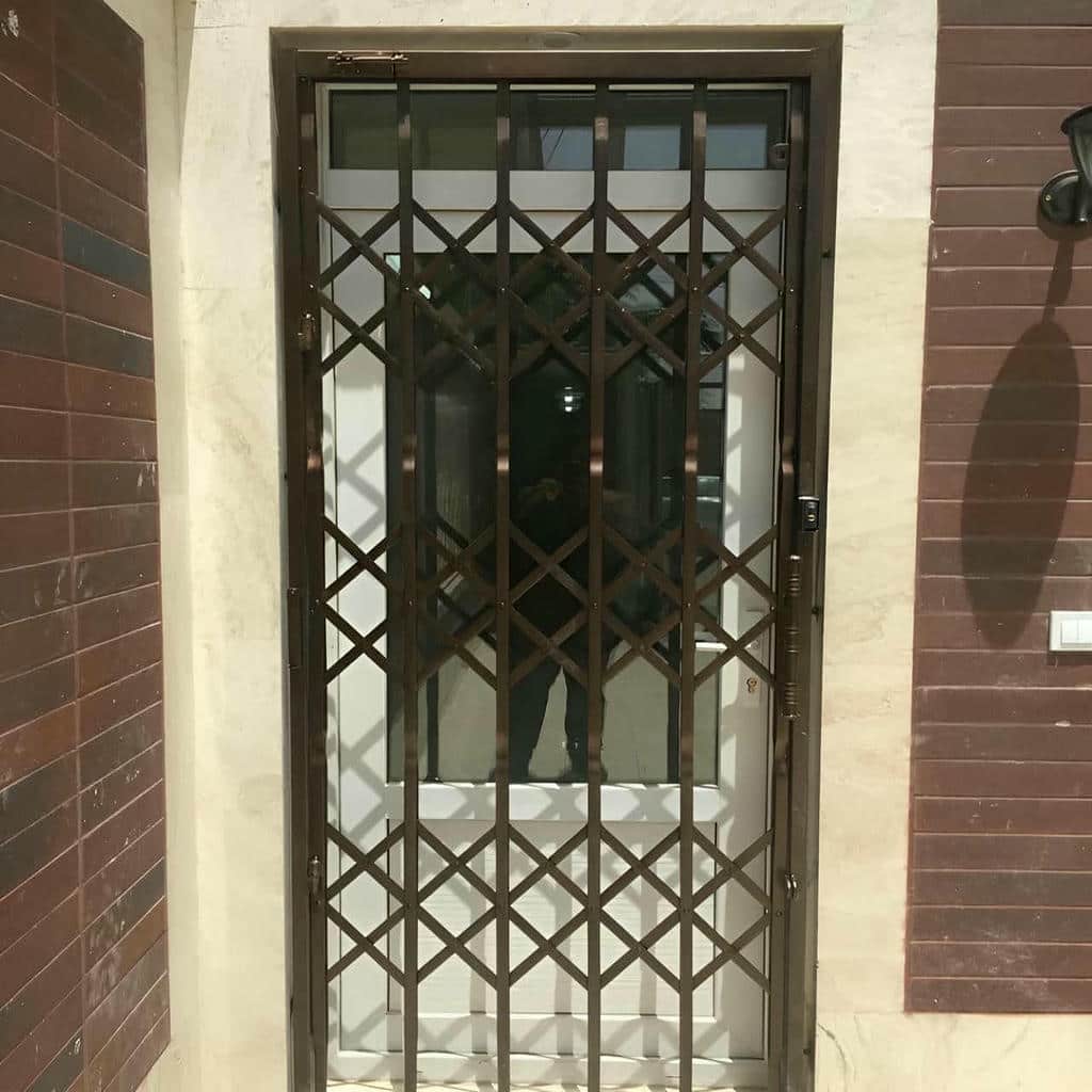 حفاظ درب آکاردئونی نیمه باز کنار دیوار