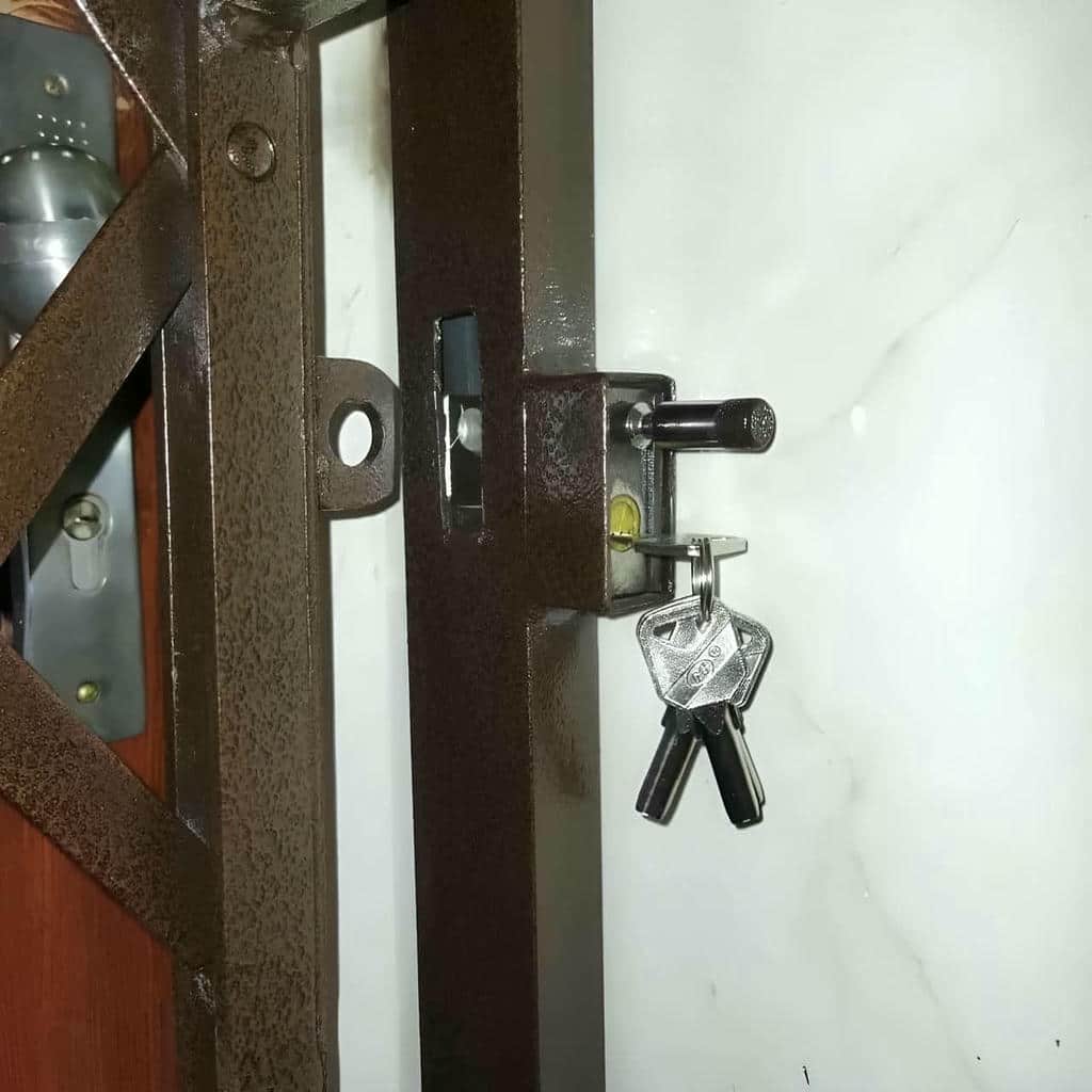 حفاظ درب آکاردئونی کرم روی قاب فلزی روشن
