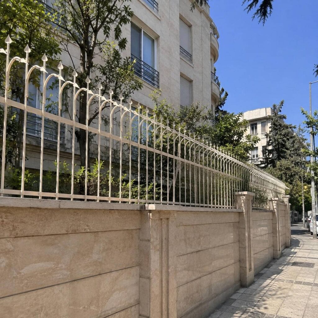 حفاظ دیوار فلزی استان ایلام کنار نمای ساختمان
