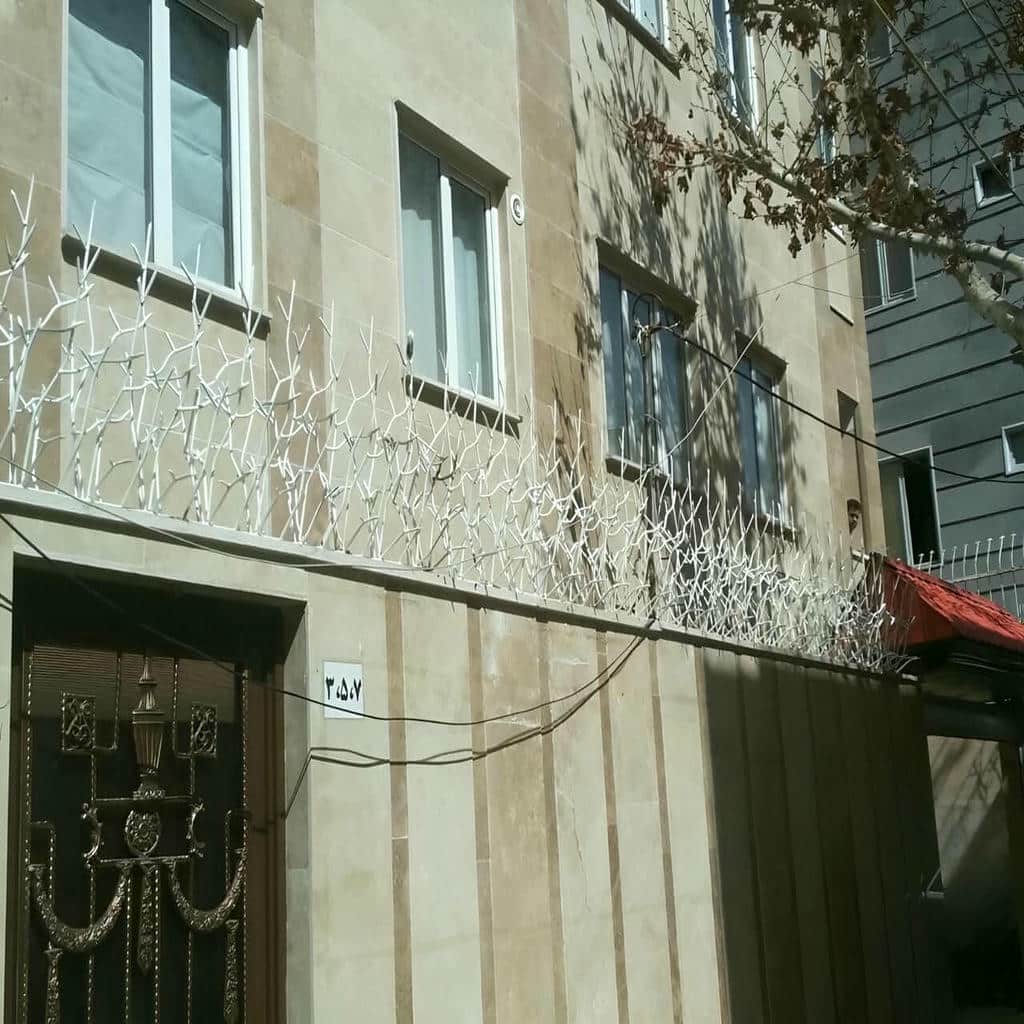 حفاظ روی دیوار رنگ مشکی مات