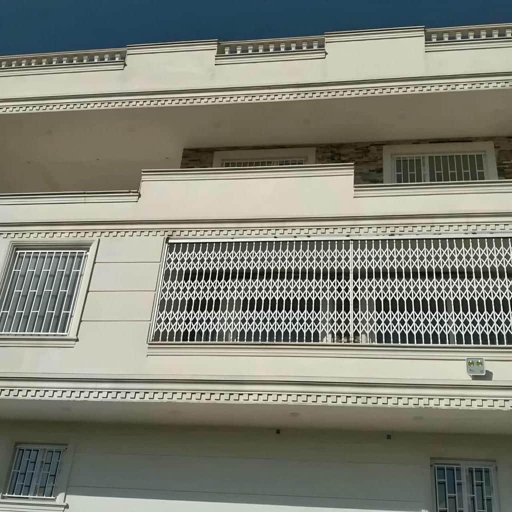 درب آکاردئونی آپارتمان سفید بندرعباس