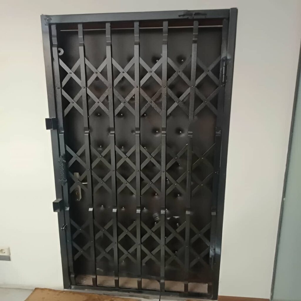 درب آکاردئونی یزد با پوشش رنگی