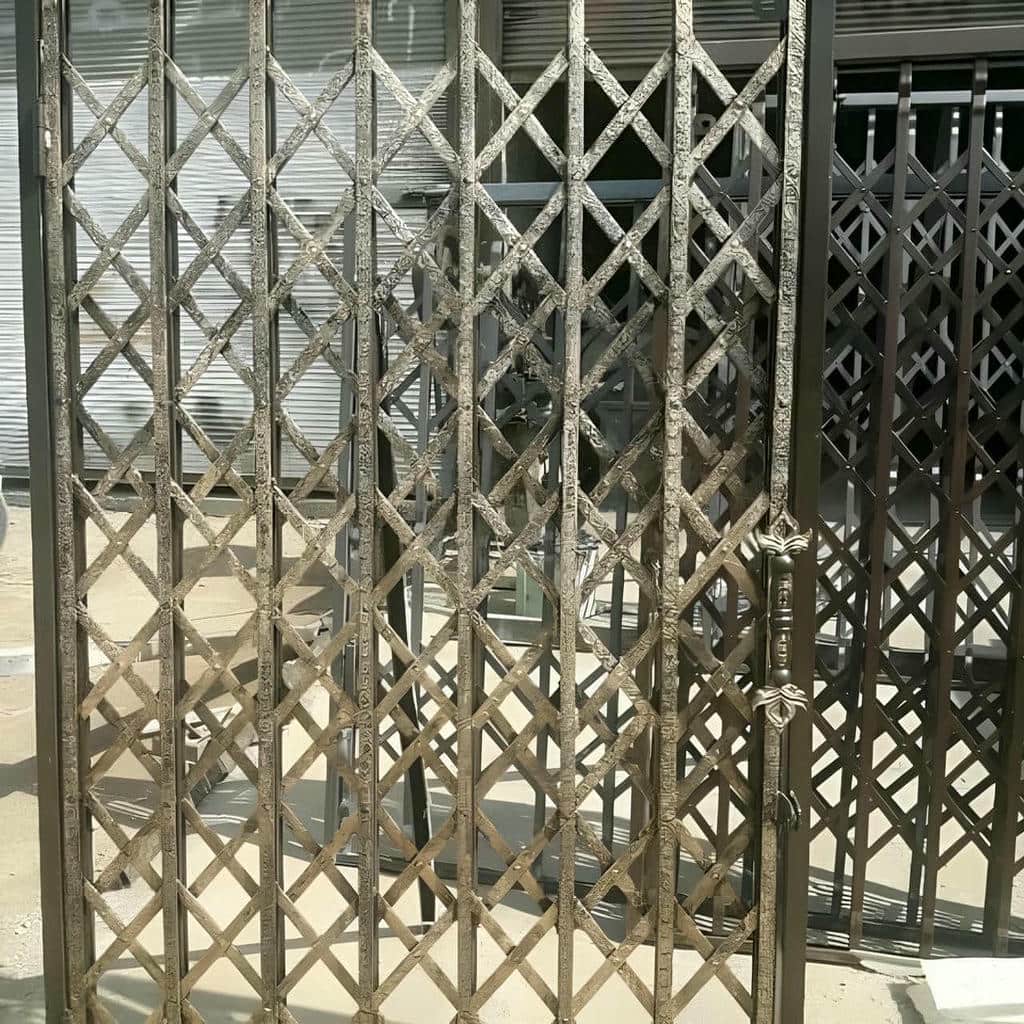 دو محافظ تاشوی روبه روی هم در راهروی نوساز شیراز