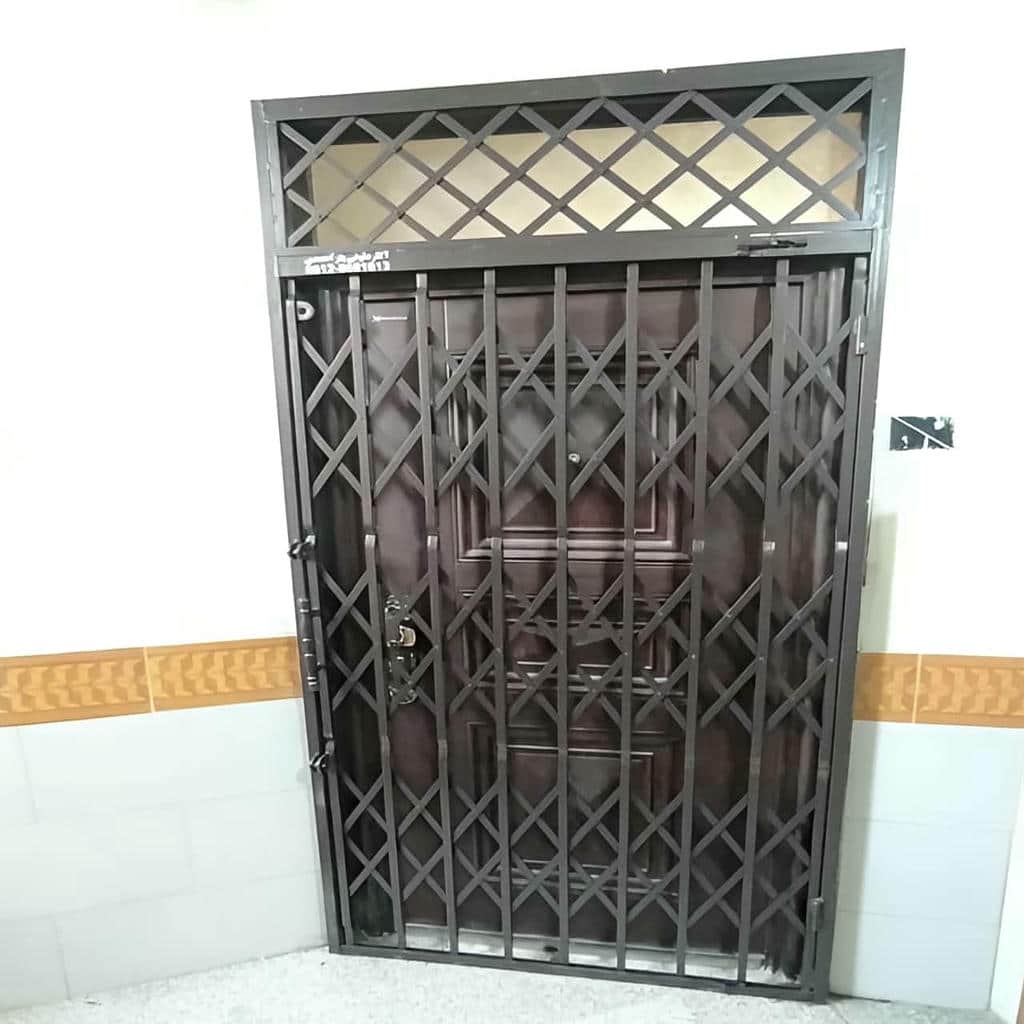 ریل بالایی گارد فلزی روی چارچوب کوچک