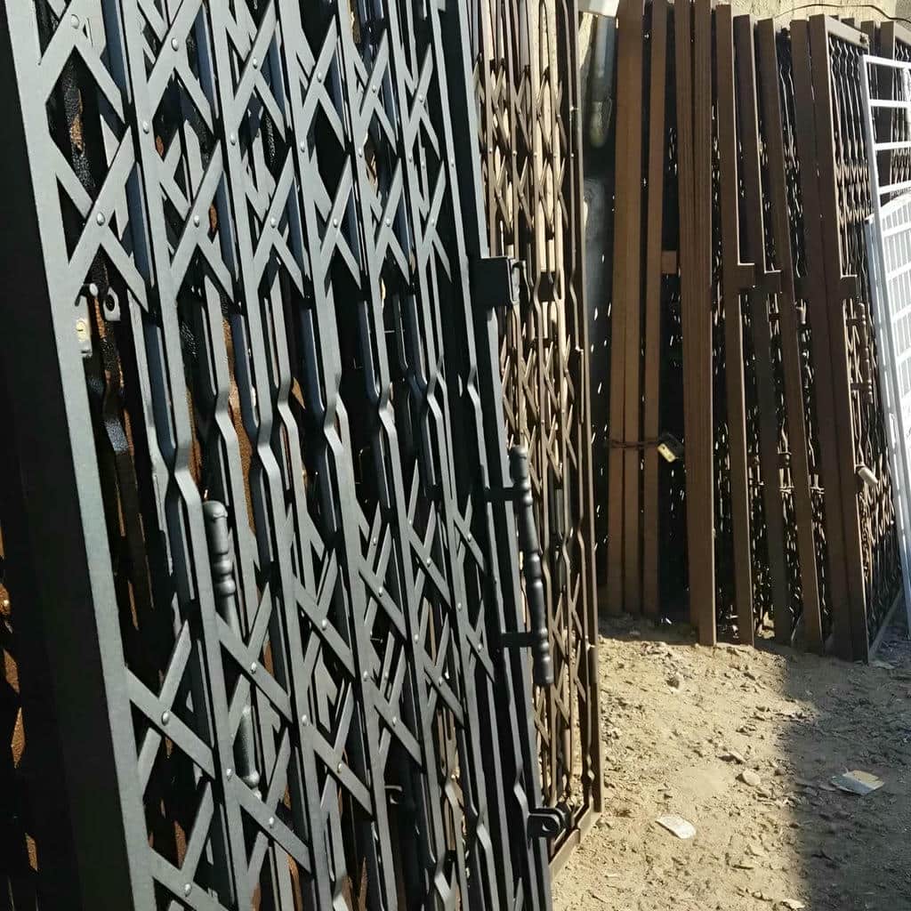 ریل فلزی محافظ کشویی با آثار گردوغبار ورودی