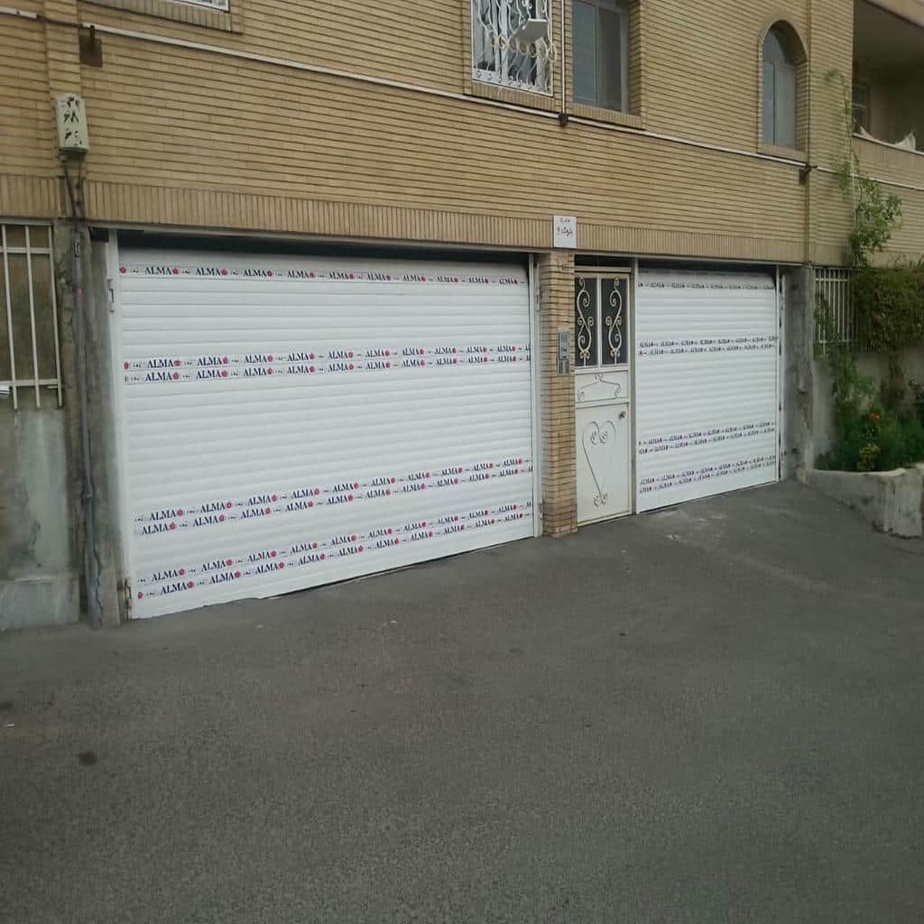 ریل فلزی مشکی کنار ستون سنگی ورودی