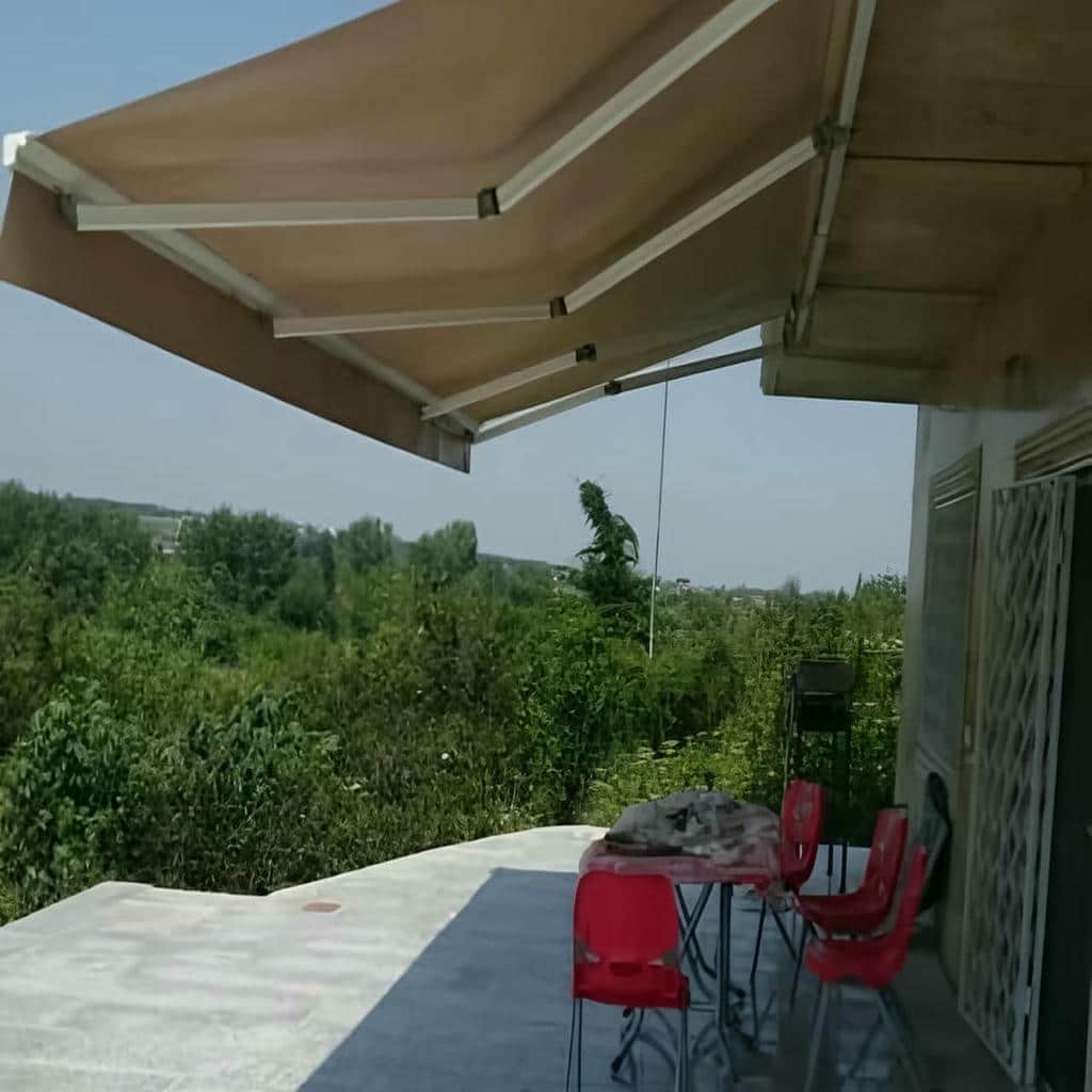 سایبان برقی بسته بالای تابلوی فروشگاه استان قم سایبان برقی بسته بالای تابلوی فروشگاه استان قم