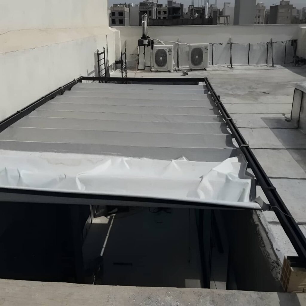 سایبان برقی جمع‌شده بالای ورودی مدرن استان خوزستان