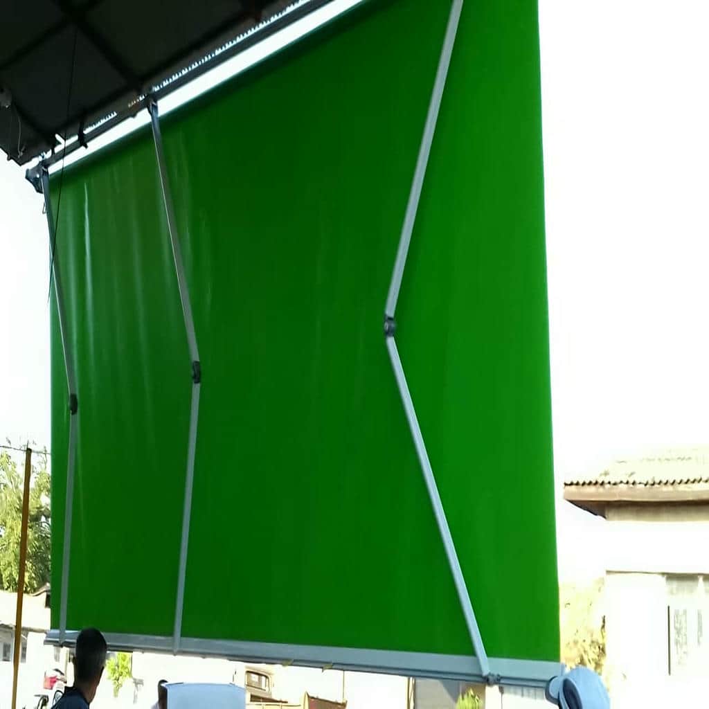 سایبان برقی جمع‌شونده بالای در رخت‌شوی‌خانه