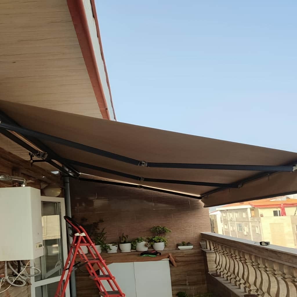 سایبان برقی خاکی کنار دیوار آجری کارگاه
