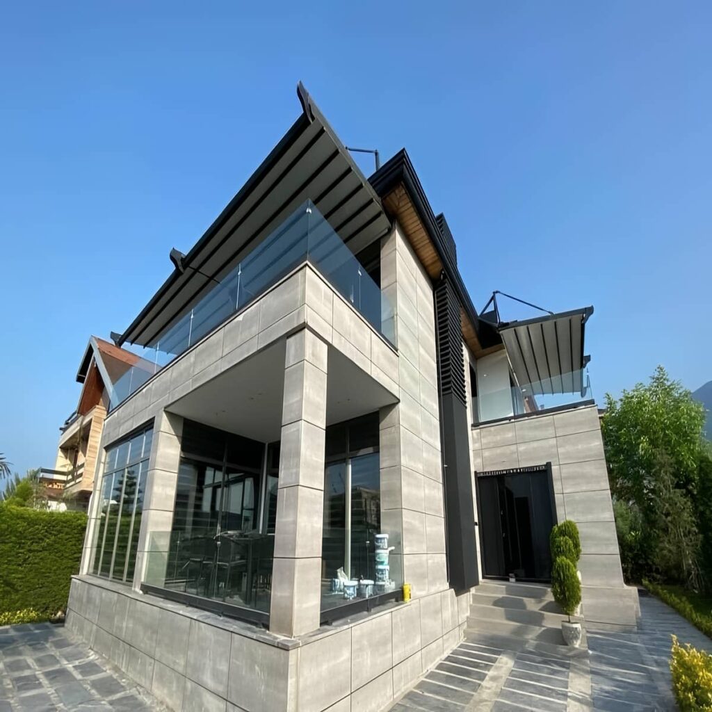 سایه بان متحرک بالای پنجره قوسی سنگی