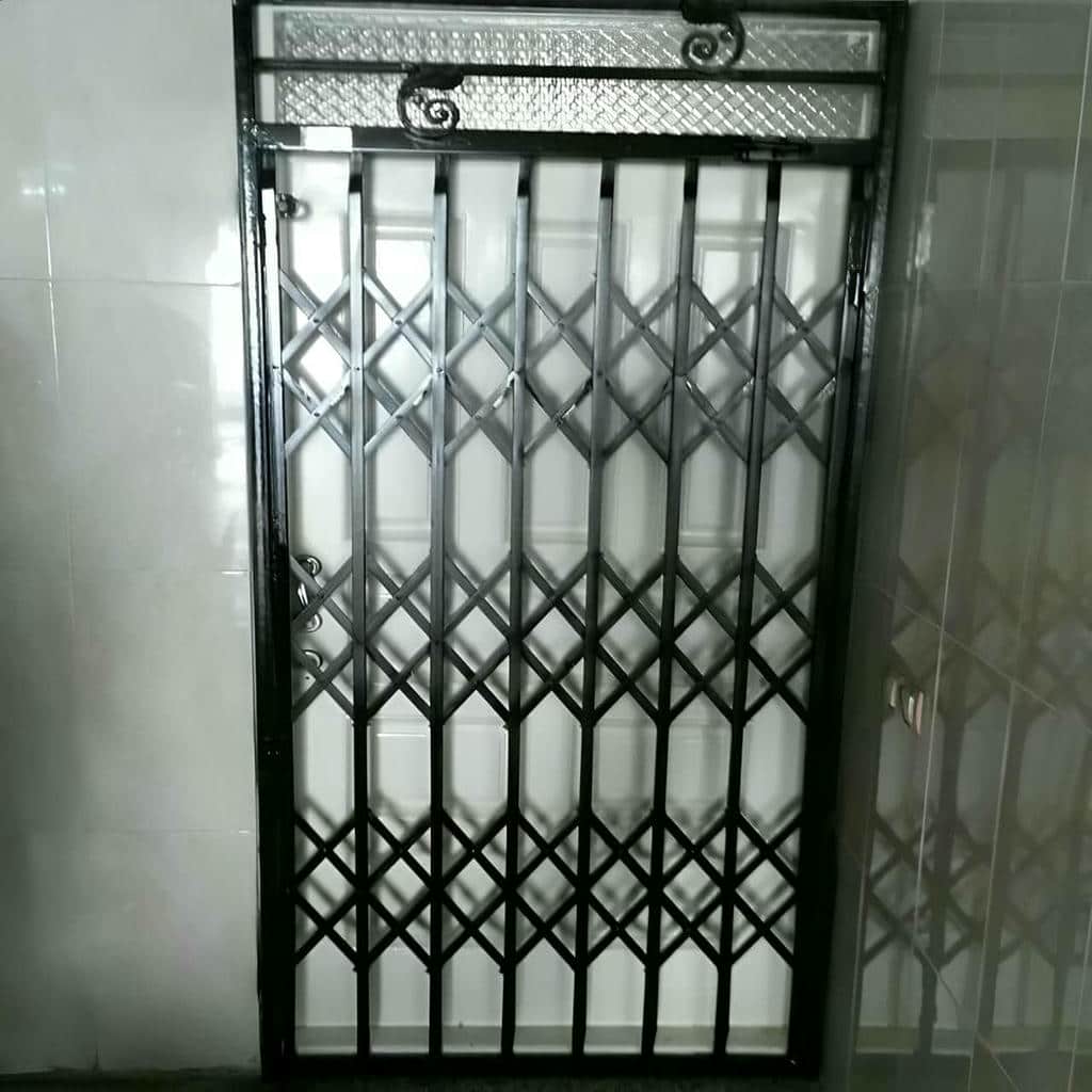 شبکه لوزی باز روی چارچوب آهنی بزرگ
