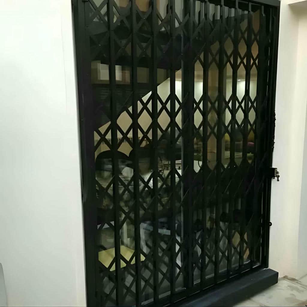 قفل توکار محافظ آپارتمانی کنار چارچوب مشکی