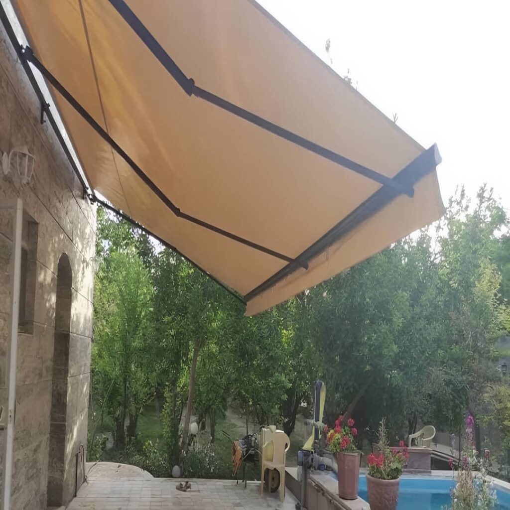 مجموعه ظروف رنگی در سایه پوشش بازویی