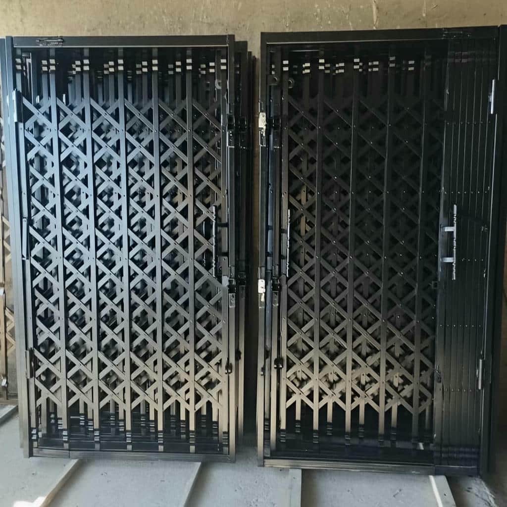 محافظ آهنی تاشو کنار باغچه مرطوب استان اصفهان