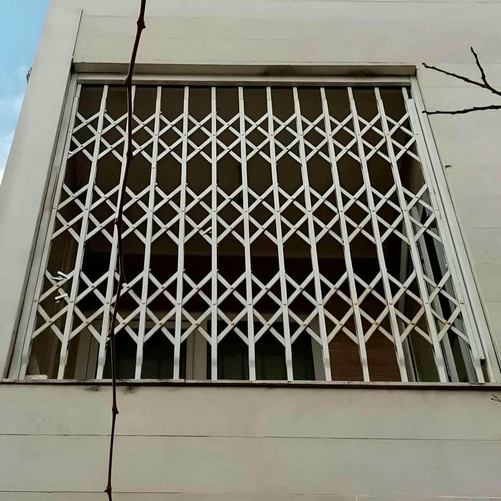 محافظ تاشوی سفید در پاگرد داخلی آپارتمان