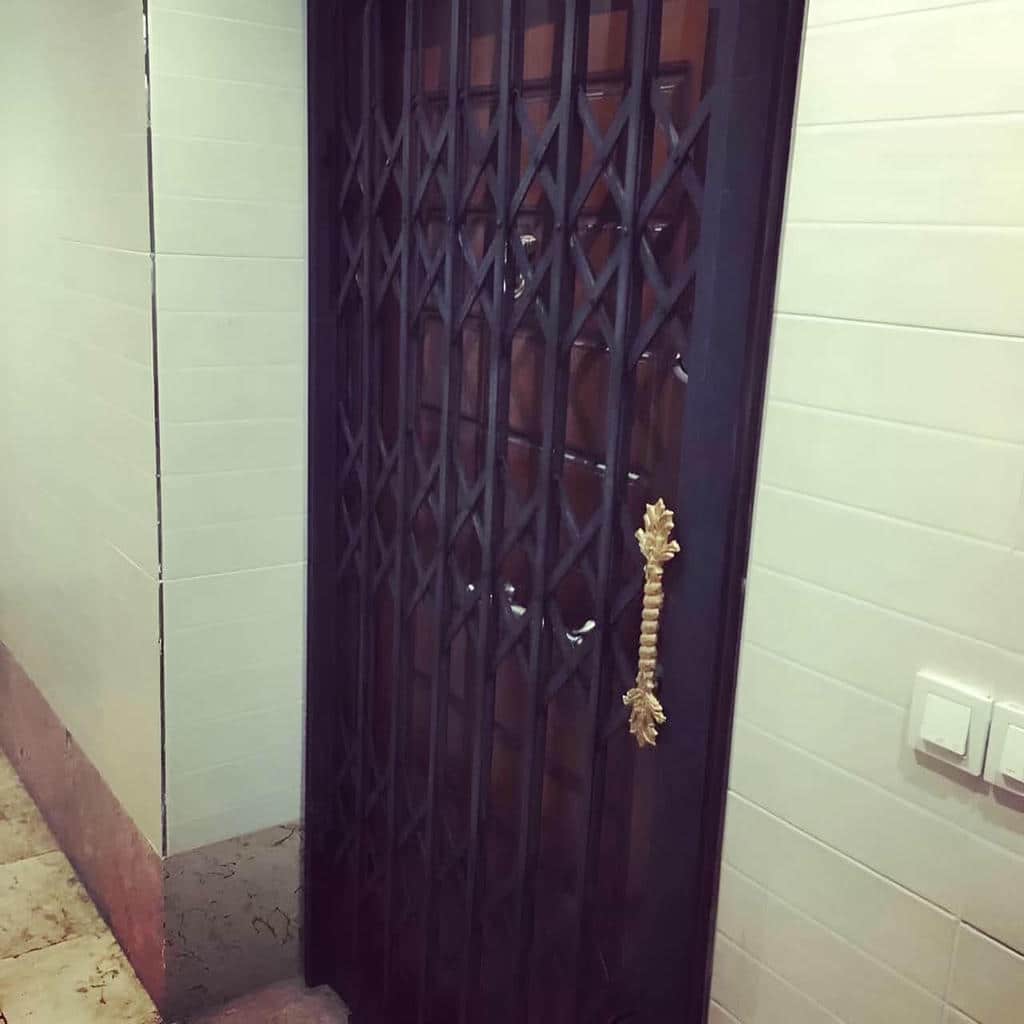 محافظ تاشوی سفید کنار حیاط مرکزی استان خوزستان
