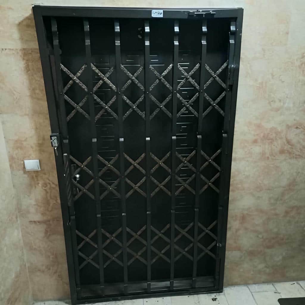 محافظ تاشوی نقره‌ای با اتصالات مفصلی منظم